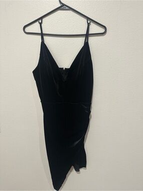 Emerald Sundae Black Velvet One-Shoulder Cocktail Dress